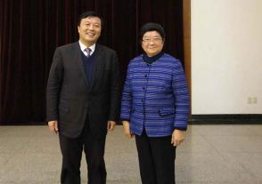 2012年2月16日，全國人大常委會(huì )原副委員長(cháng)顧秀蓮與時(shí)任今世緣董事長(cháng)、總經(jīng)理周素明合影。