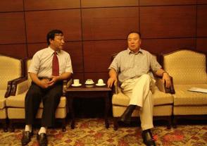 2006年8月30日，出席中華緣文化論壇的全國政協(xié)副主席白立忱與時(shí)任今世緣董事長(cháng)、總經(jīng)理周素明親切交談。