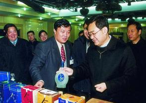 2002年1月22日，時(shí)任江蘇省省長(cháng)季允石視察今世緣。