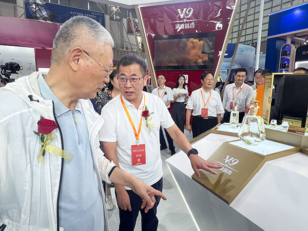 2024年8月8日，江蘇省原副省長(cháng)吳瑞林在第十四屆中國（南京）國際糖酒食品交易會(huì )上參觀(guān)今世緣展館
