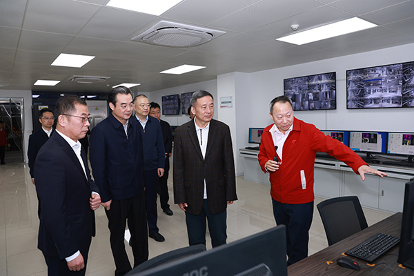 2024年11月13日，江蘇省人大常委會(huì )常務(wù)副主任、黨組副書(shū)記樊金龍調研今世緣酒業(yè)